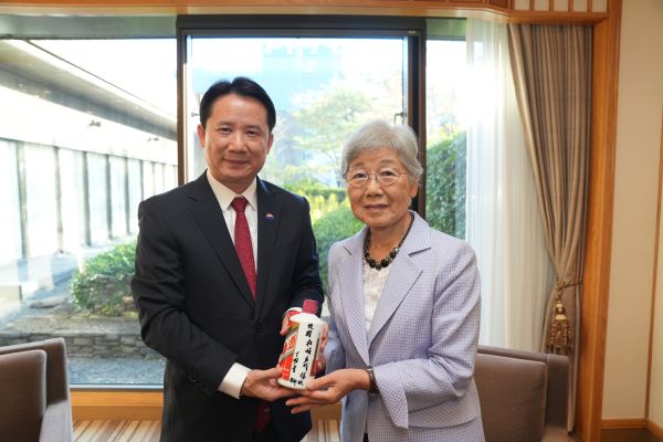 丁雄军向松崎君代赠送茅台酒
